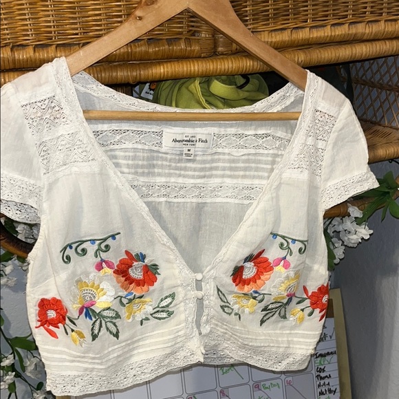 Abercrombie & Fitch White Floral Embroidered Crop Top - Picture 7 of 11